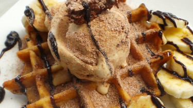 Roti wafel waffle dengan toping es krim dan pisang