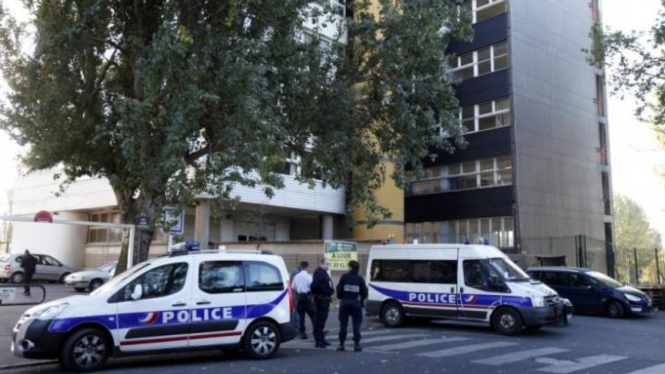 Polisi berpatroli di depan kantor Charlie Hebdo, pada 2012