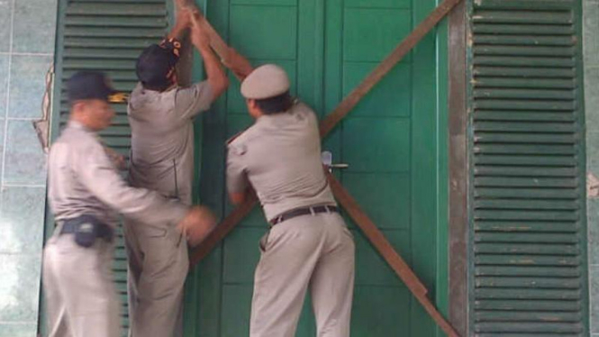 Ilustrasi/Petugas Satpol PP saat menyegel suatu tempat.