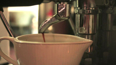 Nongkrong asyik cicipi kopi.