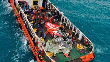 Tim SAR gabungan berhasil mengangkat ekor pesawat Air Asia QZ8501. 