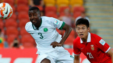 Pemain Timnas Tiongkok, Yu Hai (merah) saat lawan Arab Saudi