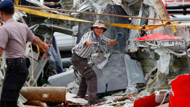 Petugas dari KNKT menyelidiki potongan badan pesawat AirAsia QZ8501
