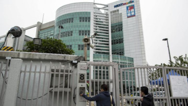 Kantor Next Media di Hong Kong yang diserang molotov, 12 Januari 2015.