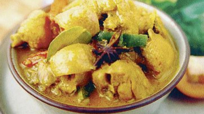 Ayam opor.