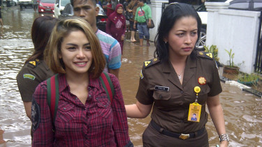Nikita Mirzani sedang tiba di depan Rutan Pondok Bambu