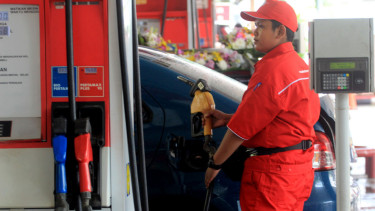 Petugas mengisi Bahan Bakar Minyak (BBM) di SPBU, di Jakarta.