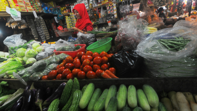 Pedagang melayani pembeli di Pasar Rumput, Jakarta