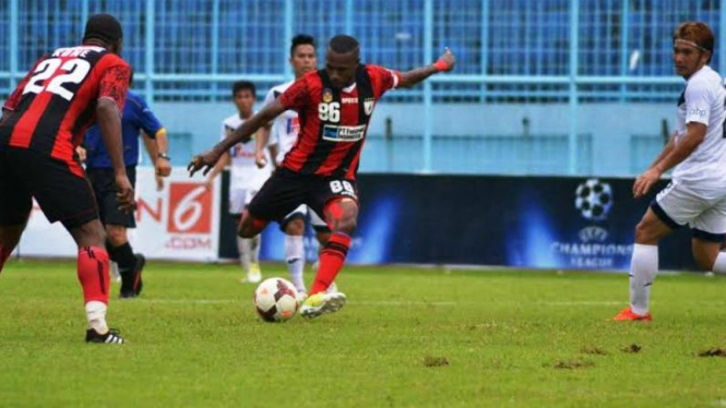 Kapten Persipura, Boaz Solossa (tengah).