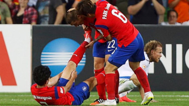 Son Heung-Min usai mencetak gol buat Korsel.