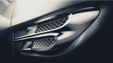 Teaser bentuk depan samping Bentley Bentayga SUV