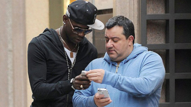 Mario Balotelli (kiri) dan agennya, Mino Raiola.