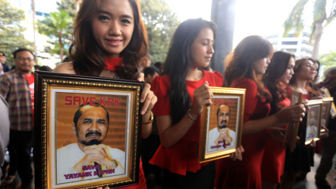 Wanita Cantik Unjuk Rasa di KPK