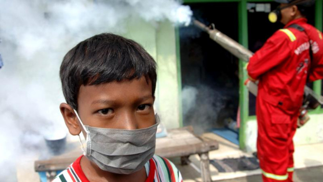 Petugas saat melakukan pengasapan (fogging) di Surabaya, Jatim untuk cegah DBD