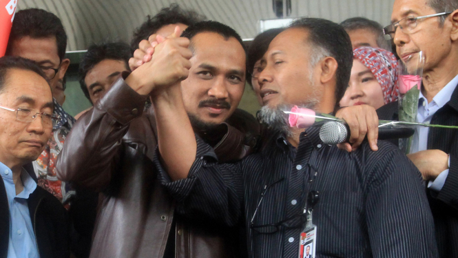 Mantan Wakil Ketua KPK Bambang Widjojanto ditemani mantan Ketua KPK Abraham Samad