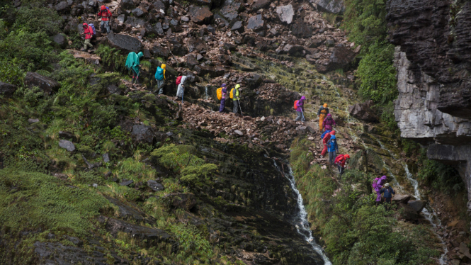 Aktivitas mendaki gunung.