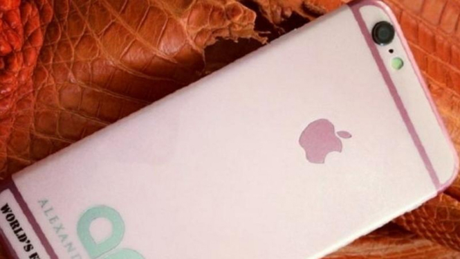Amosu iPhone 6 berkelir merah muda.