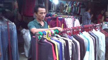 Berburu baju bekas impor