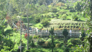 Belajar di Taman Alam Lumbini yang Kaya Pengetahuan