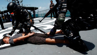 TNI saat menggelar latihan pembebasan sandera dari perompak beberapa waktu lalu.