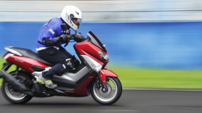 Berkendara sepeda motor
