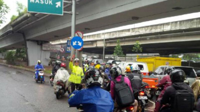 Motor masuk Tol Rawabuaya karena banjir di lampu merah Puri Kembangan. 
