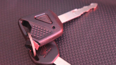 Kunci motor yang juga berfungsi sebagai remote Answer Back System.