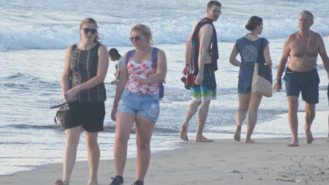 Wisman saat menikmati Pantai Legian Bali, Senin 16/2/2015