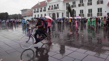 Libur Imlek, Kota Tua Tetap Ramai Wisatawan Meski Diguyur Hujan