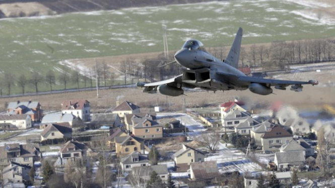 Pesawat jet Typhoon.