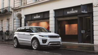 Sebar Uang dari Mobil Range Rover, Pria Ini Ditilang Polisi