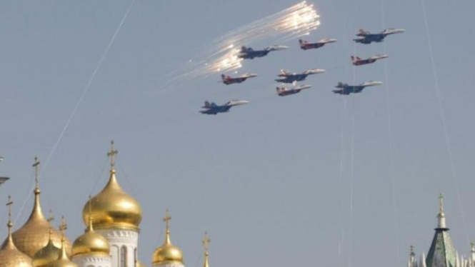 Pesawat tempur Rusia terbang di atas Istana Kepresidenan Kremlin.