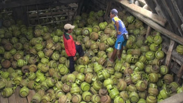 ABK menunggu pasokan elpiji di pelabuhan Madura, Sabtu (28/2/2015)