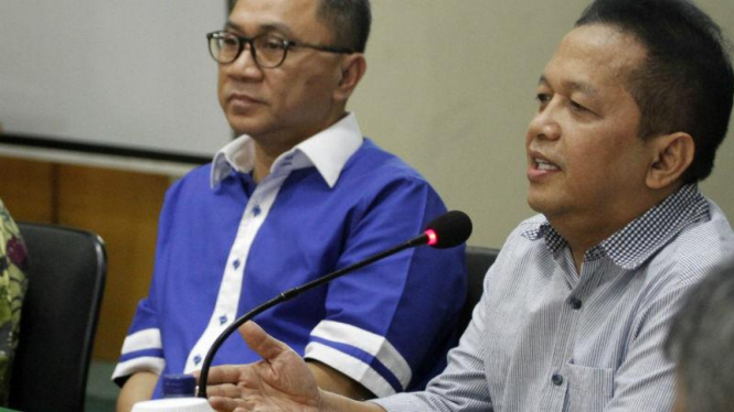 Mantan Ketum PAN Sutrisno Bachir (kanan) dan calon Ketum PAN Zulkifli Hassan.