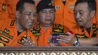 Kepala Badan SAR Nasional (Basarnas) Marsekal Madya TNI F.H.B. Soelistyo (kiri)