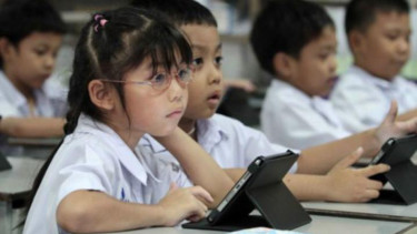 Ilustrasi siswa mengikuti kegiatan belajar mengajar di sekolah memakai tablet.
