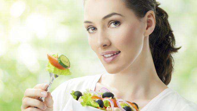 Ilustrasi makan salad