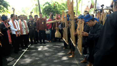 Presiden Joko Widodo bersama Plt Gubernur Banten Rano Karno