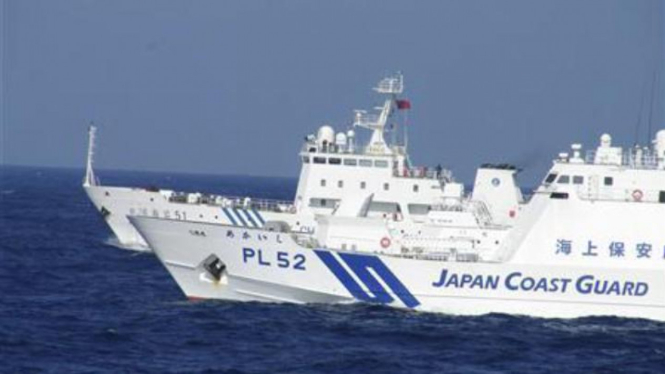 Kapal Patroli Jepang berlayar di dekat kapal China di Laut China Timur.
