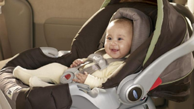 Car seat bayi di mobil.