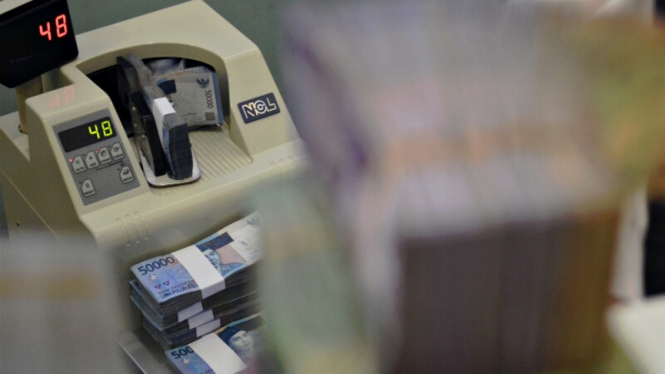 Proses penghitungan uang rupiah. 