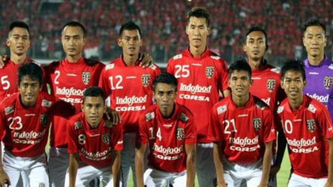 Indra Permana (kiri atas) bersama skuad Bali United.