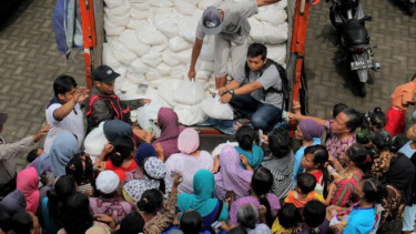 Warga berebut beras murah