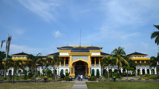 Melihat keindahan istana Maimun Medan.