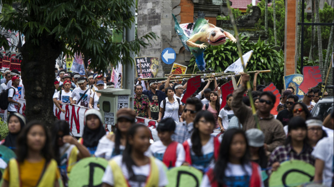 PARADE BUDAYA BALI TOLAK REKLAMASI