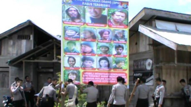 Polisi memasang baliho para teroris Poso di pemukiman warga, Selasa (17/3/2015)