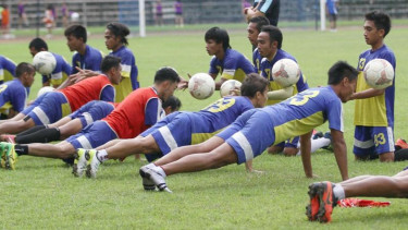 Pemain Gresik United dalam sesi latihan