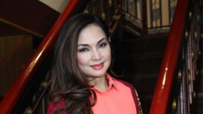 Nia Daniati.
