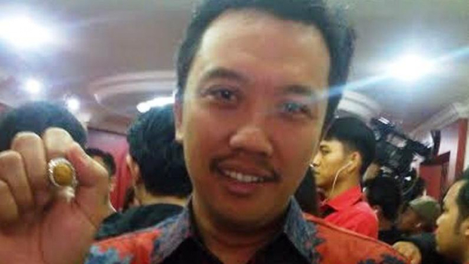 Menpora Imam Nahrawi dengan batu cincin miliknya.