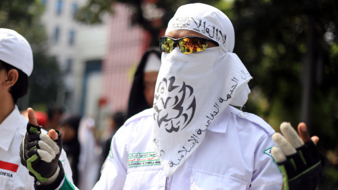 Polisi menangkap 20 simpatisan FPI yang diduga terlibat aksi perusakan dan pembakaran terhadap sekretariat GMBI. Foto ilustrasi massa FPI. 